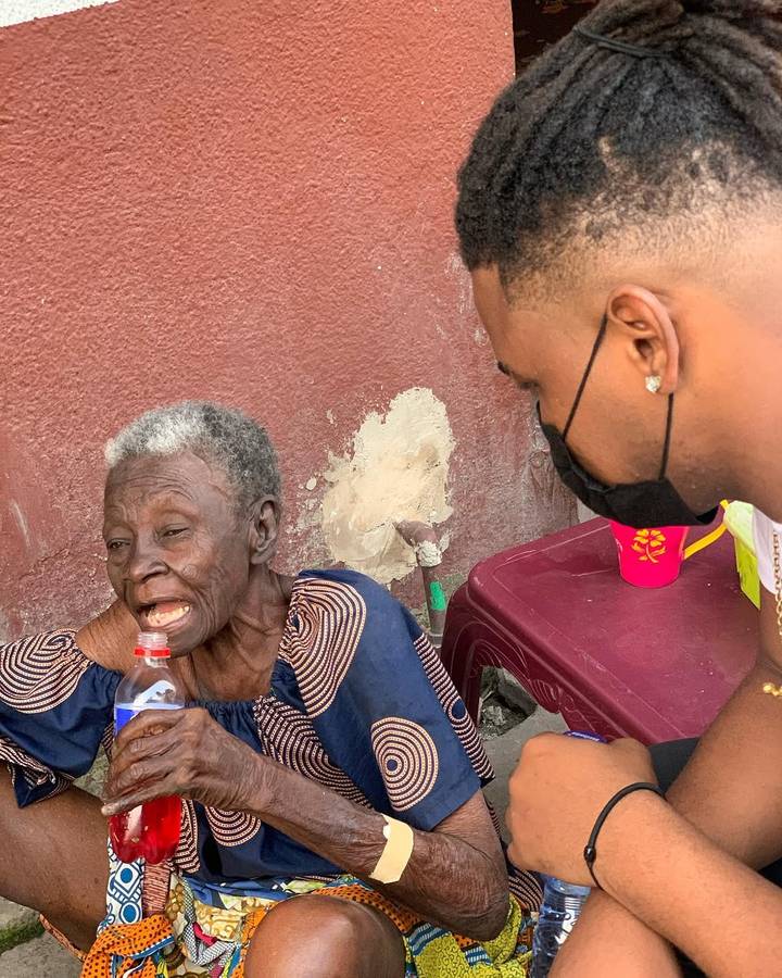 Distribution de boissons à une pensionnaire