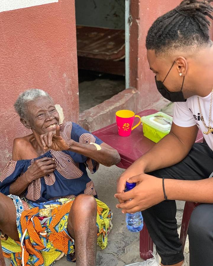Un bénévole de VISION en conversation avec une pensionnaire du home de vieillards de Kintambo
